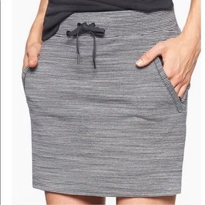 NWOT ATHLETA Striped Size Small Tennis Modern Metro Skort Zip Pockets - Gray